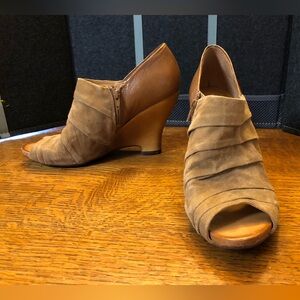 Naya Tan Wedge Shoes with Modern Open-Toe Design